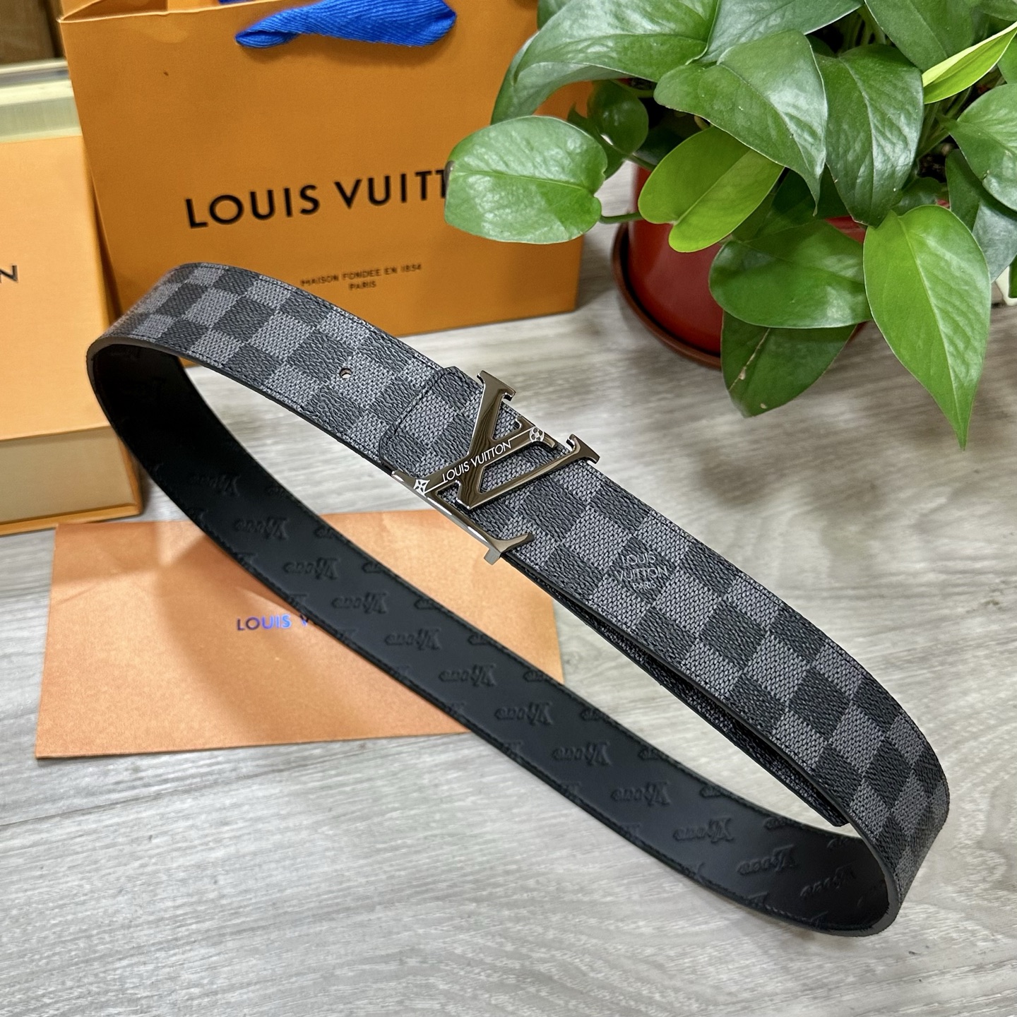 
        LV.路易威登 宽40MM双面原版小牛皮 搭配单钌钯电镀扣 完美的手感.油边 出众的设