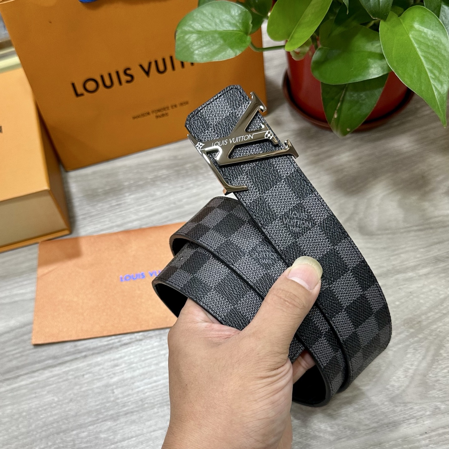 
        LV.路易威登 宽40MM双面原版小牛皮 搭配单钌钯电镀扣 完美的手感.油边 出众的设