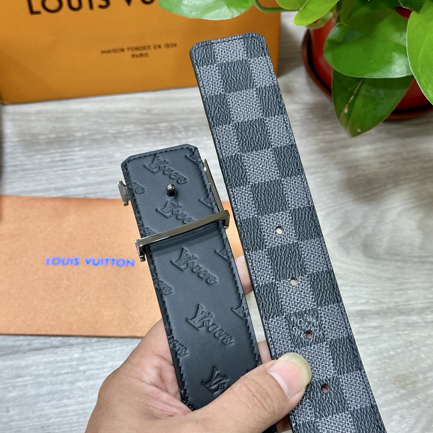 
        LV.路易威登 宽40MM双面原版小牛皮 搭配单钌钯电镀扣 完美的手感.油边 出众的设