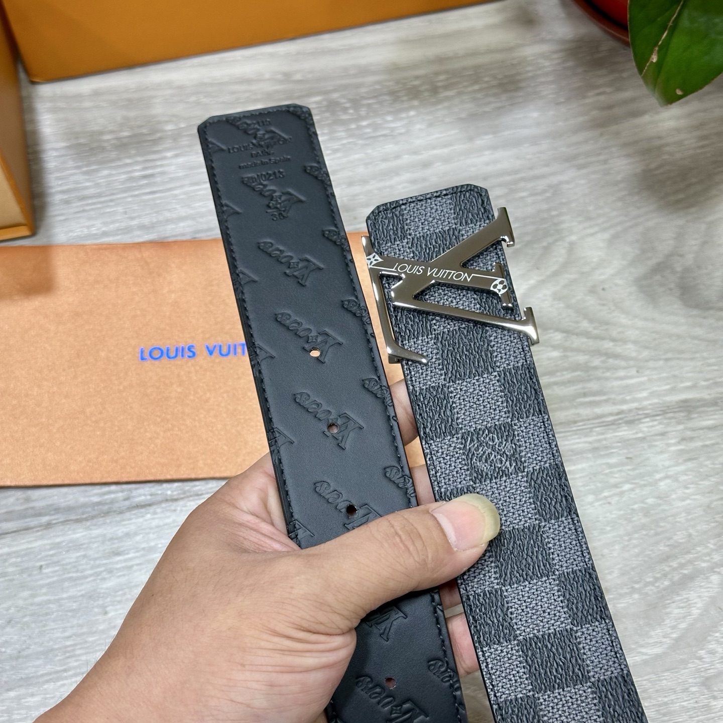 
        LV.路易威登 宽40MM双面原版小牛皮 搭配单钌钯电镀扣 完美的手感.油边 出众的设