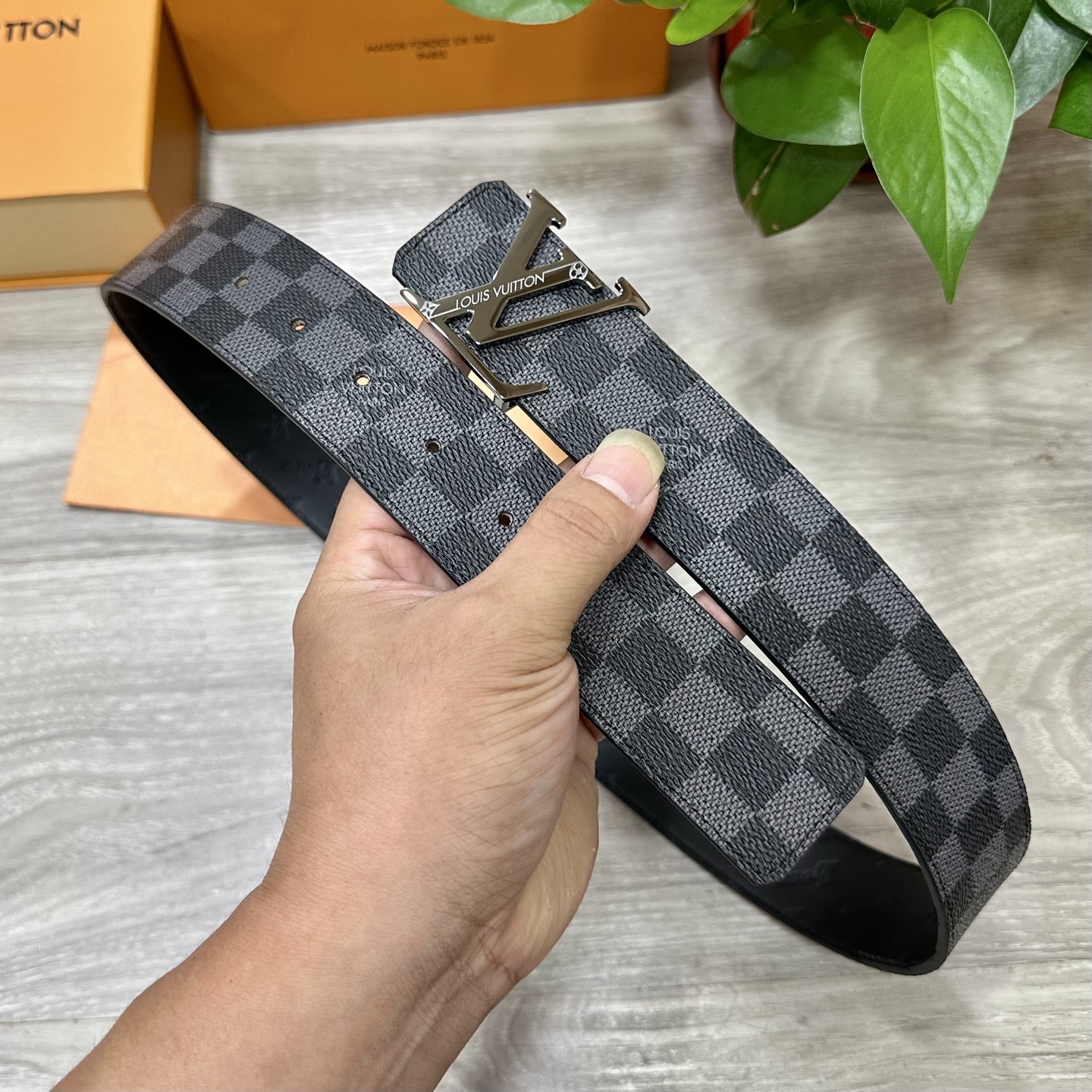 
        LV.路易威登 宽40MM双面原版小牛皮 搭配单钌钯电镀扣 完美的手感.油边 出众的设