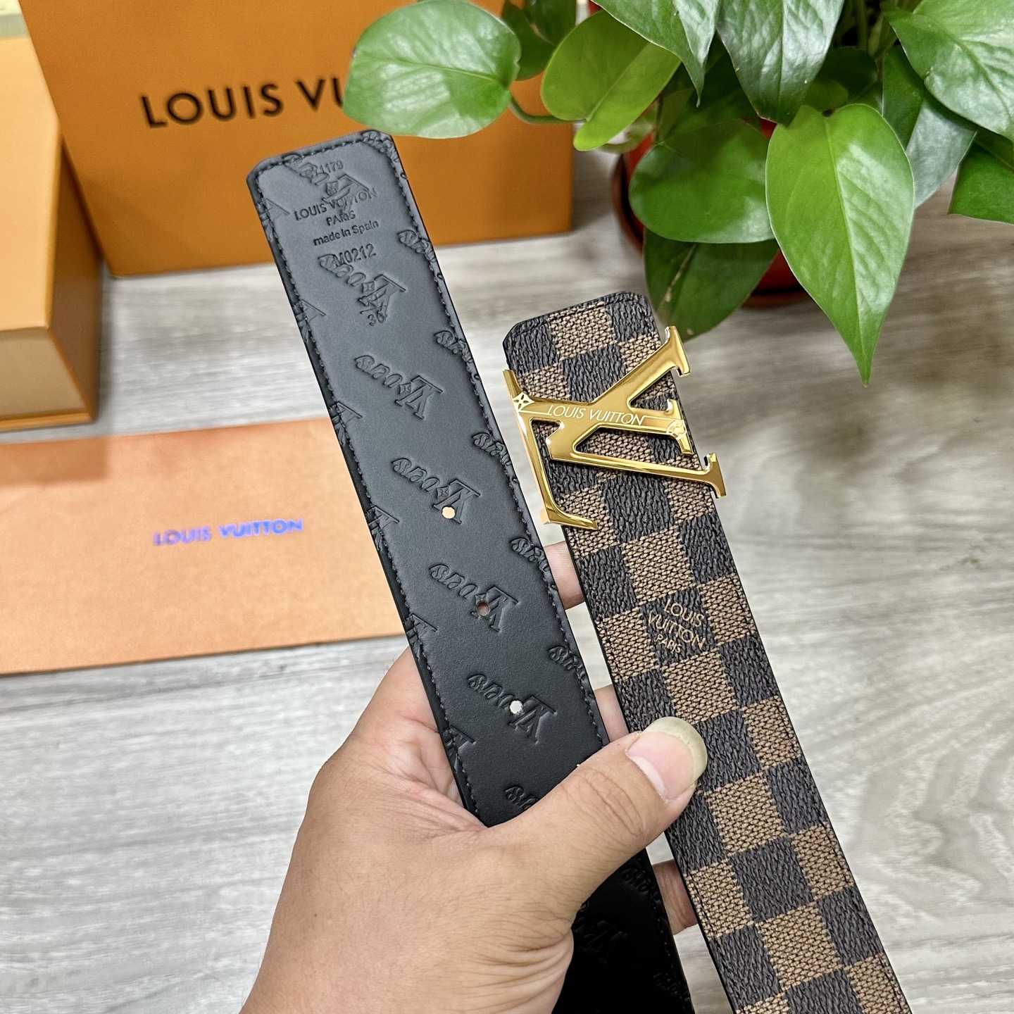 
        LV.路易威登 宽40MM双面原版小牛皮 搭配单钌钯电镀扣 完美的手感.油边 出众的设