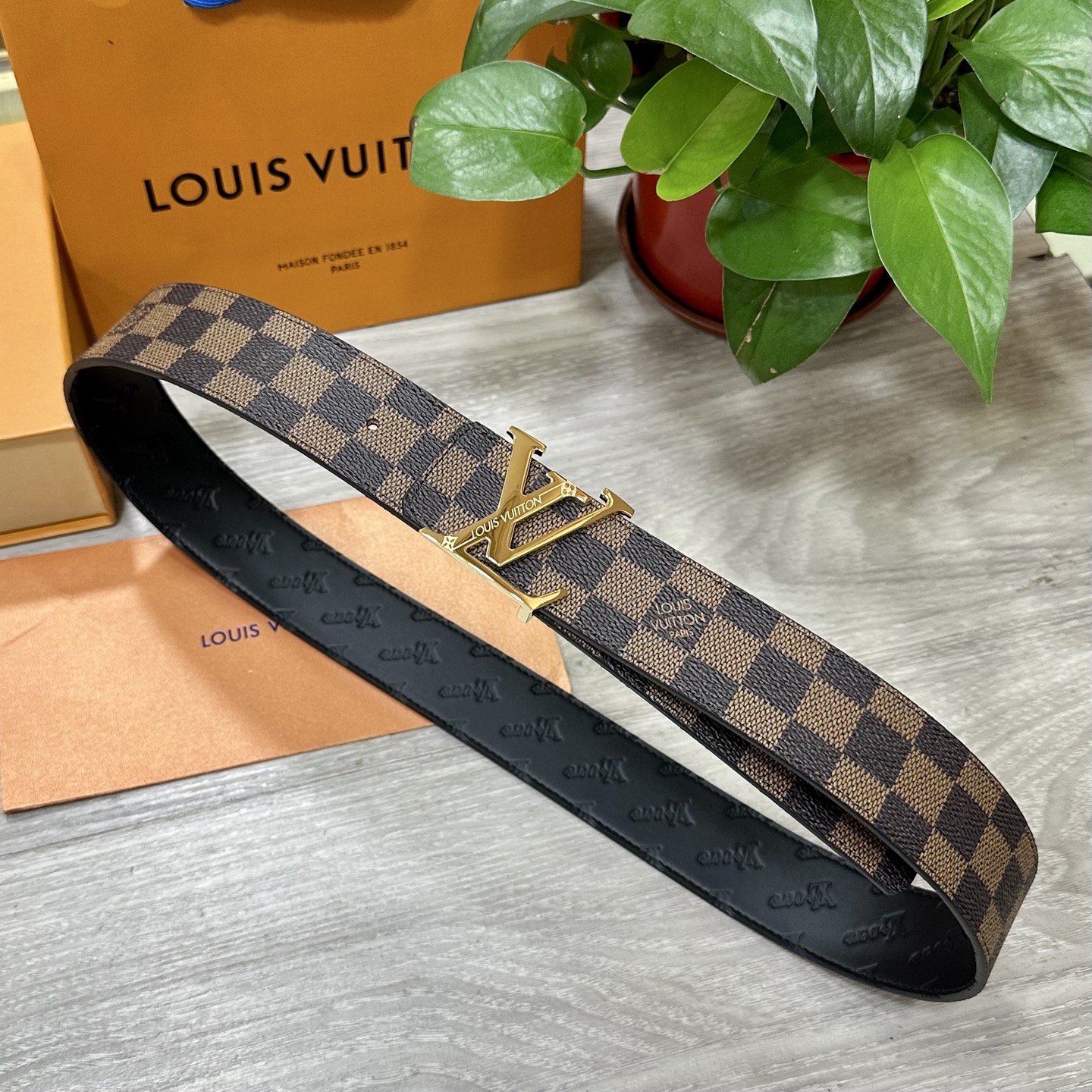 
        LV.路易威登 宽40MM双面原版小牛皮 搭配单钌钯电镀扣 完美的手感.油边 出众的设