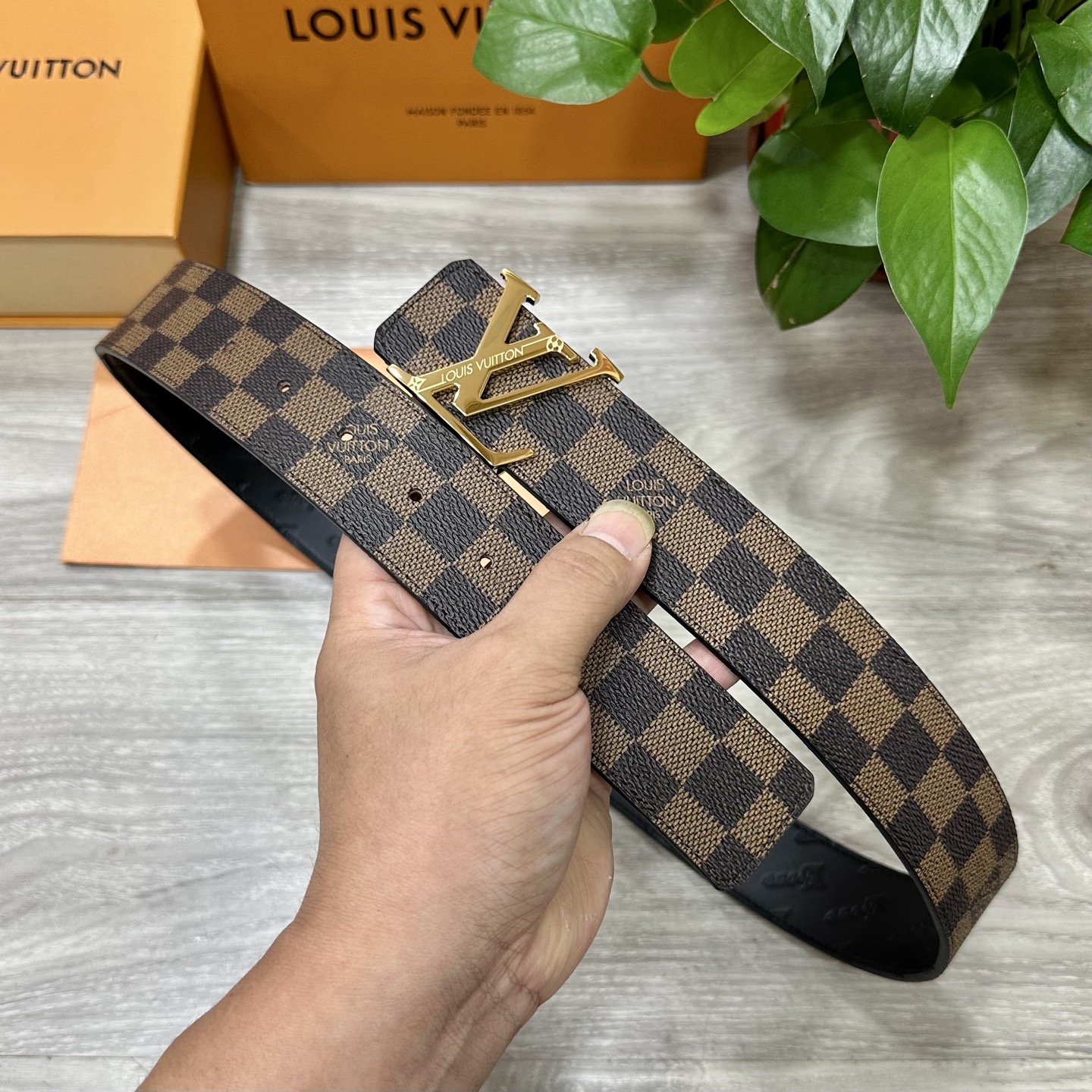 
        LV.路易威登 宽40MM双面原版小牛皮 搭配单钌钯电镀扣 完美的手感.油边 出众的设