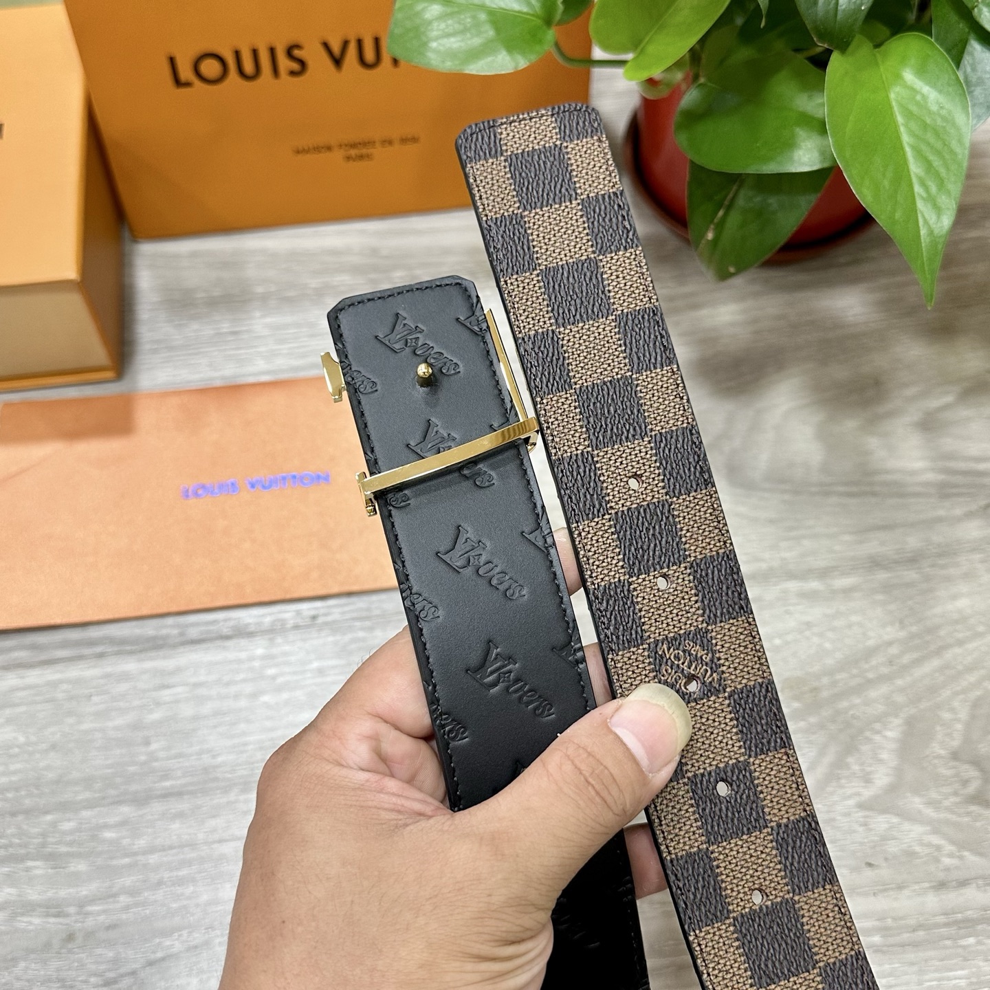
        LV.路易威登 宽40MM双面原版小牛皮 搭配单钌钯电镀扣 完美的手感.油边 出众的设
