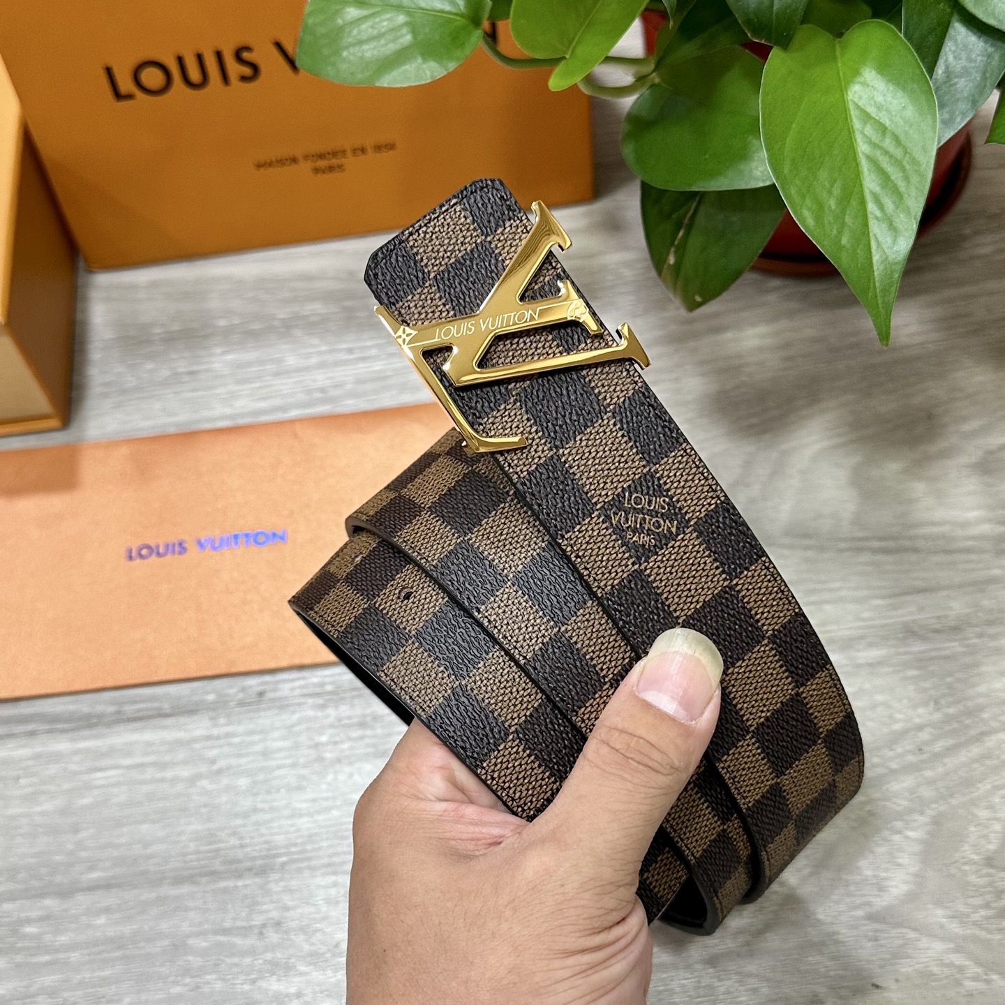 
        LV.路易威登 宽40MM双面原版小牛皮 搭配单钌钯电镀扣 完美的手感.油边 出众的设