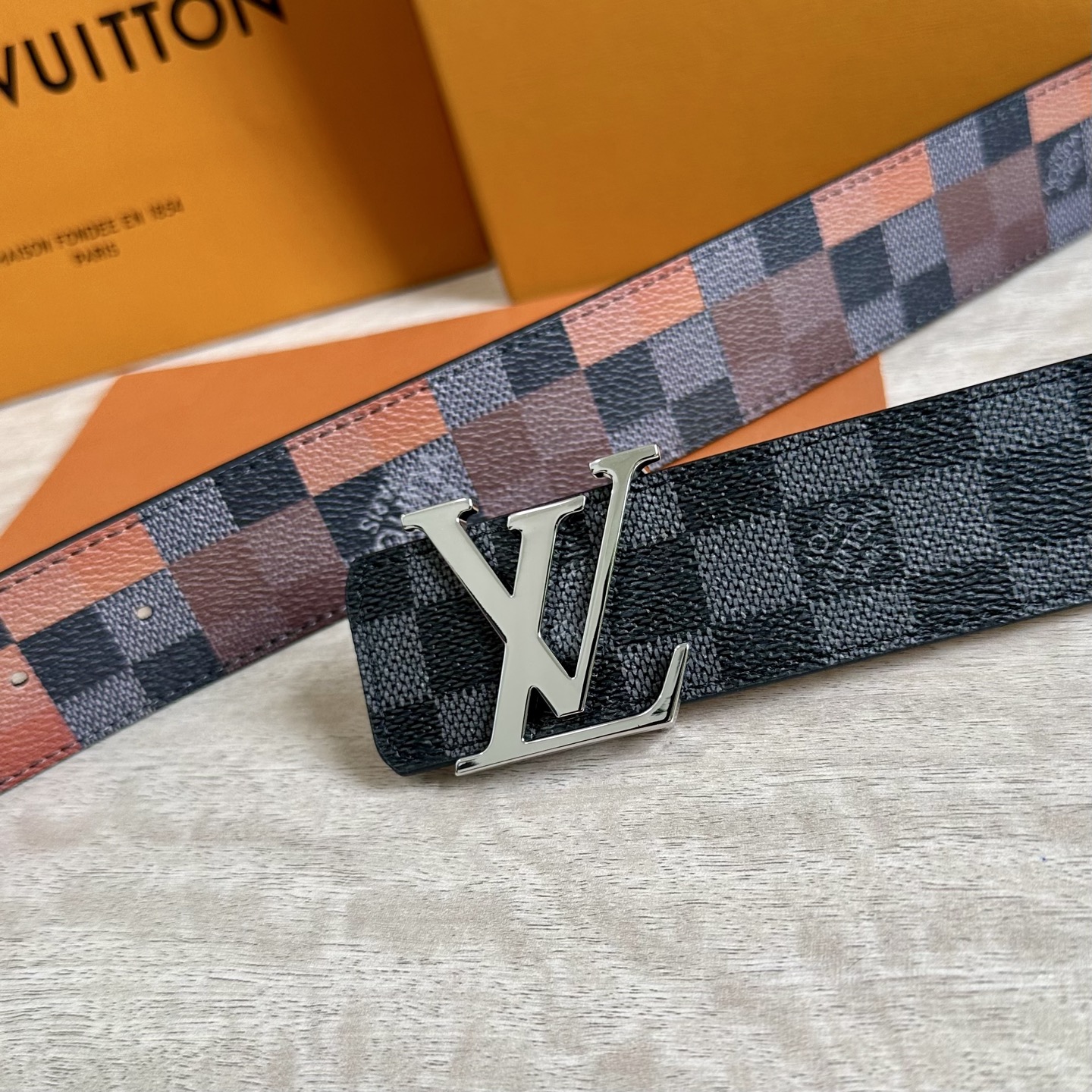 
LV 宽4.0cm 双面腰带将两式经典融于一处。Monogram 印花瞩目放大，与焕新 Monogra