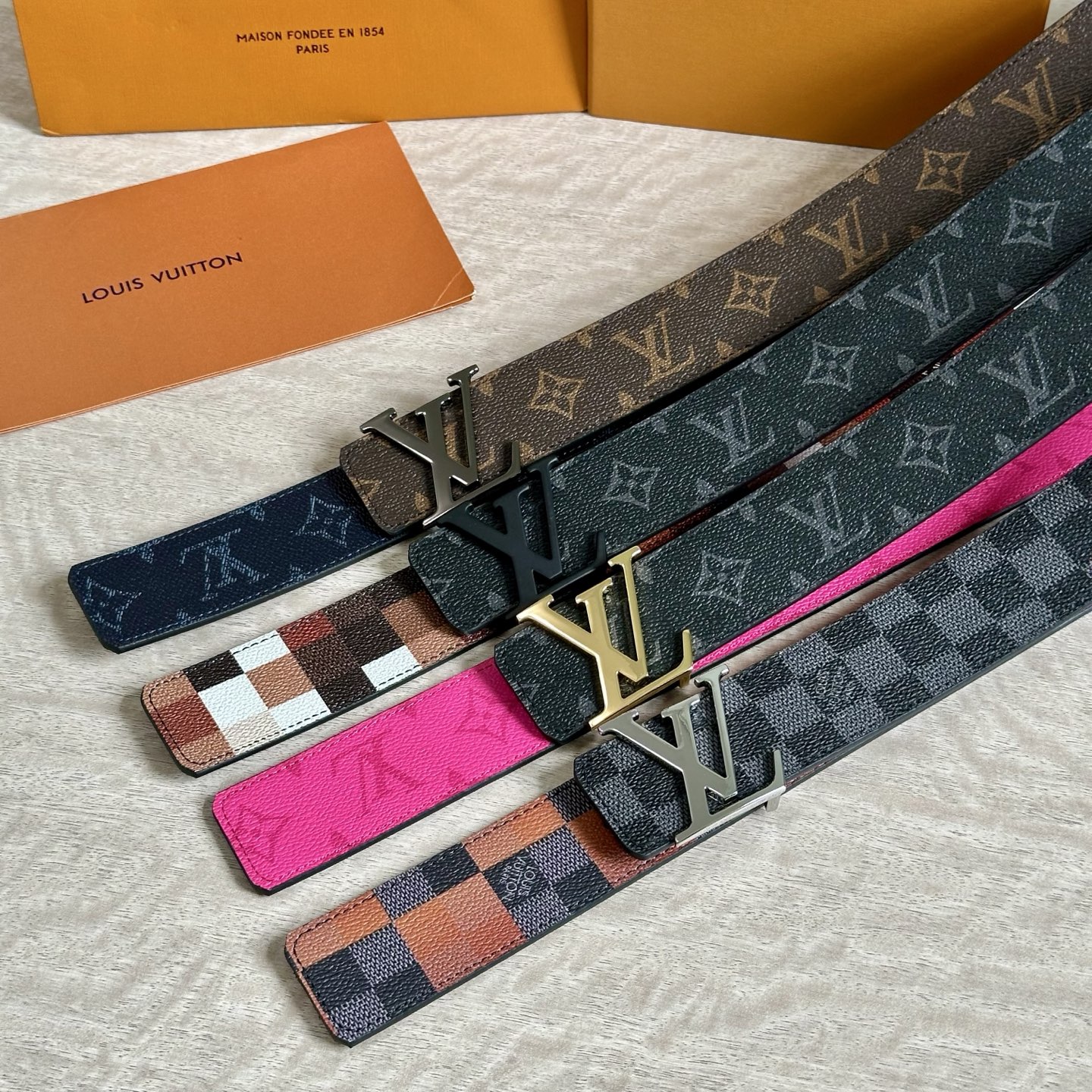 
LV 宽4.0cm 双面腰带将两式经典融于一处。Monogram 印花瞩目放大，与焕新 Monogra