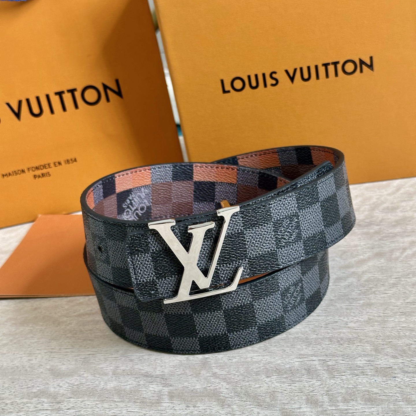 
LV 宽4.0cm 双面腰带将两式经典融于一处。Monogram 印花瞩目放大，与焕新 Monogra