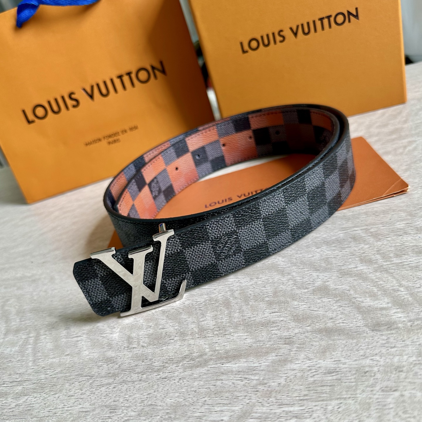 
LV 宽4.0cm 双面腰带将两式经典融于一处。Monogram 印花瞩目放大，与焕新 Monogra