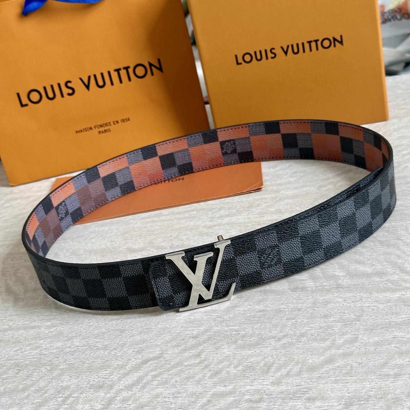 
LV 宽4.0cm 双面腰带将两式经典融于一处。Monogram 印花瞩目放大，与焕新 Monogra