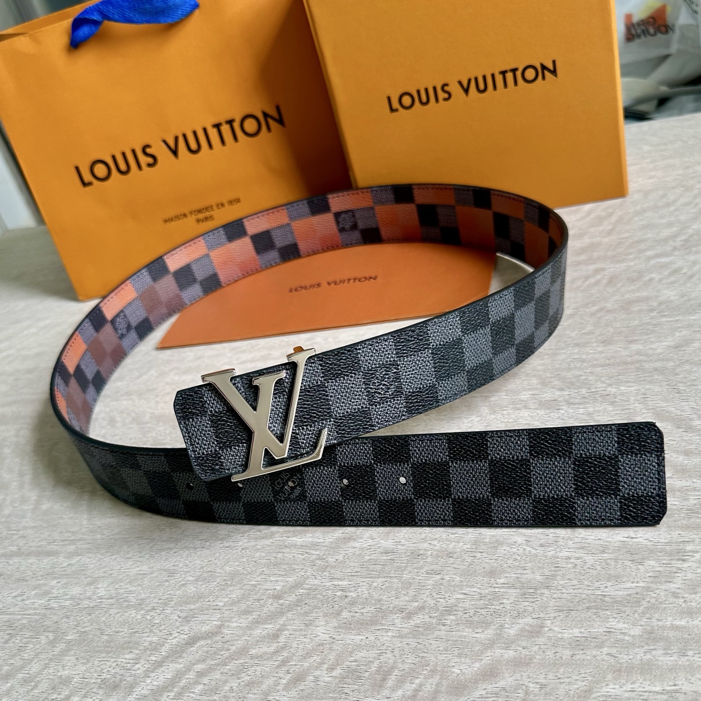 
LV 宽4.0cm 双面腰带将两式经典融于一处。Monogram 印花瞩目放大，与焕新 Monogra