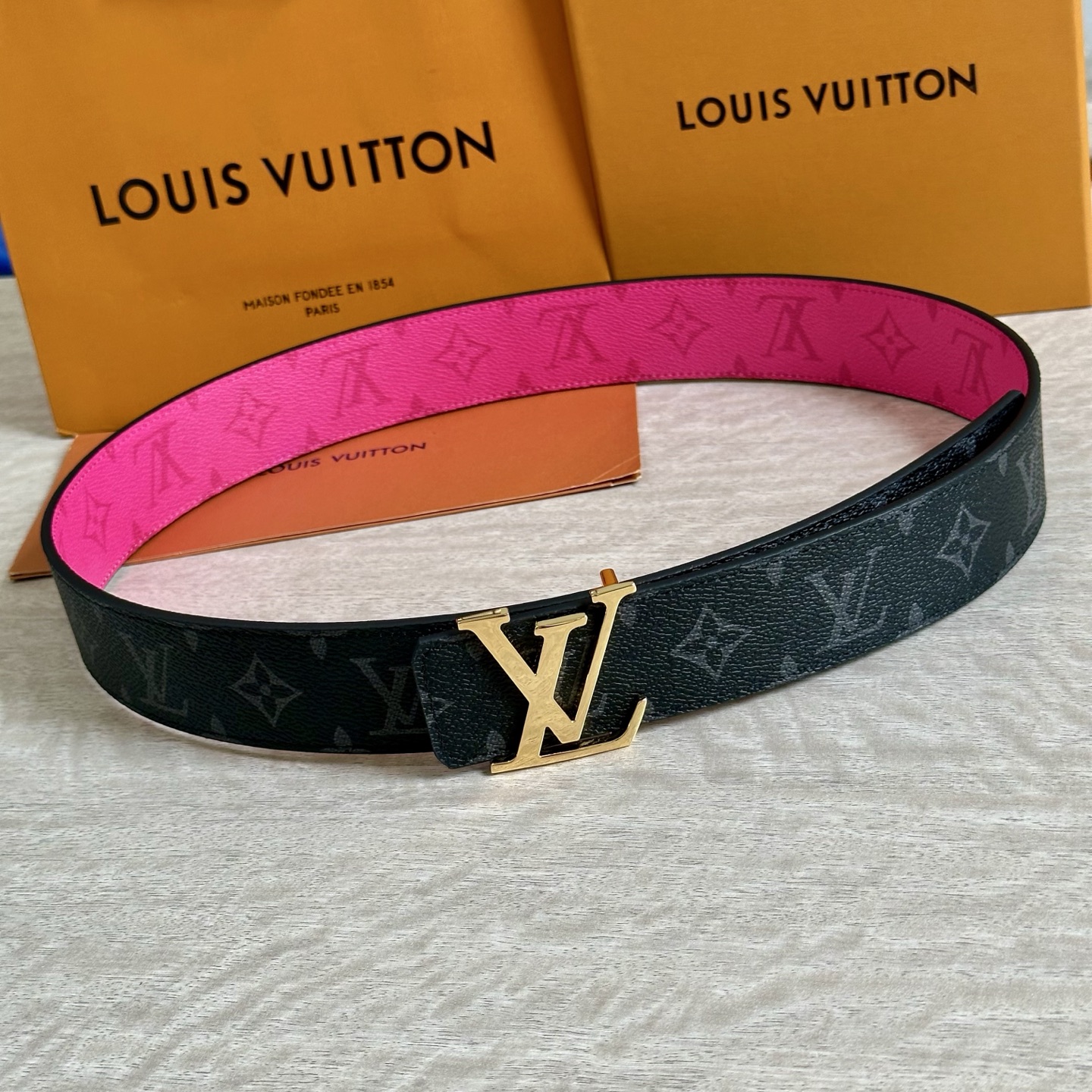 
LV 宽4.0cm 双面腰带将两式经典融于一处。Monogram 印花瞩目放大，与焕新 Monogra
