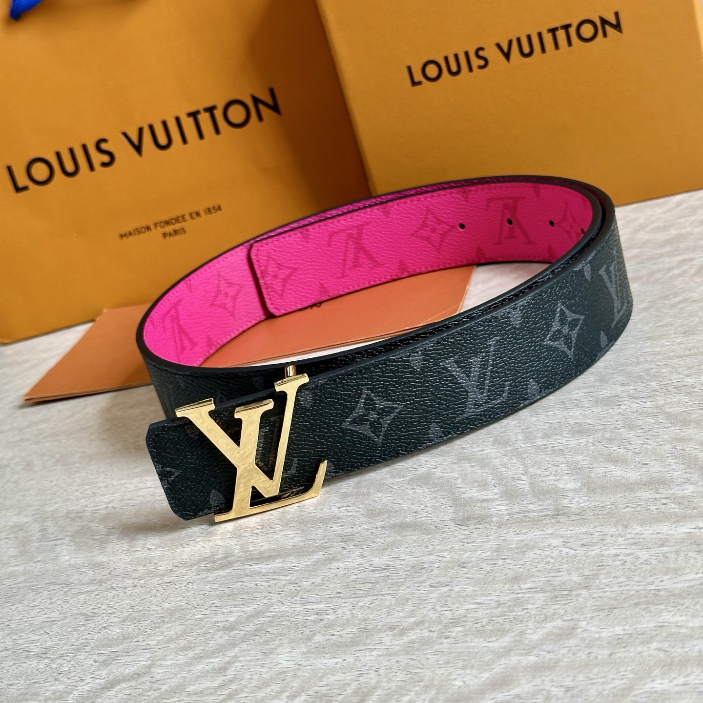 
LV 宽4.0cm 双面腰带将两式经典融于一处。Monogram 印花瞩目放大，与焕新 Monogra