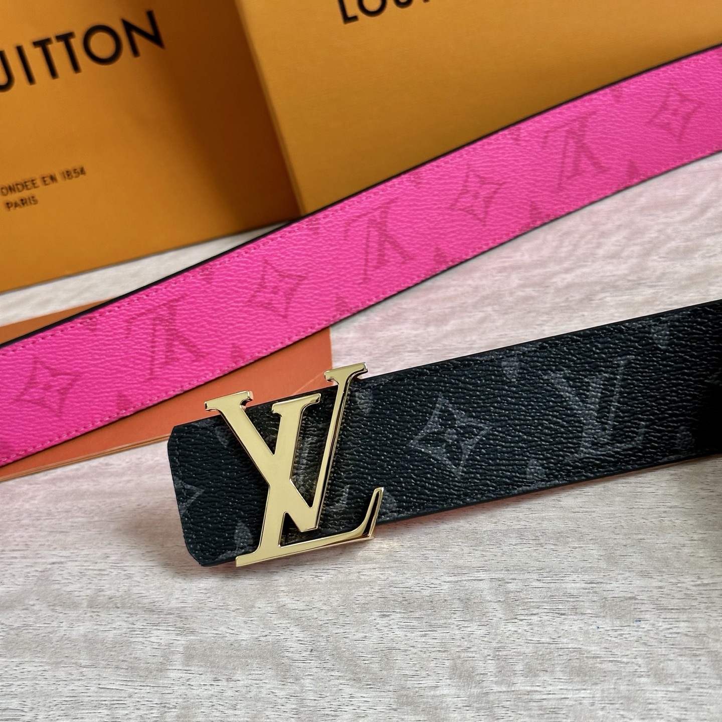 
LV 宽4.0cm 双面腰带将两式经典融于一处。Monogram 印花瞩目放大，与焕新 Monogra