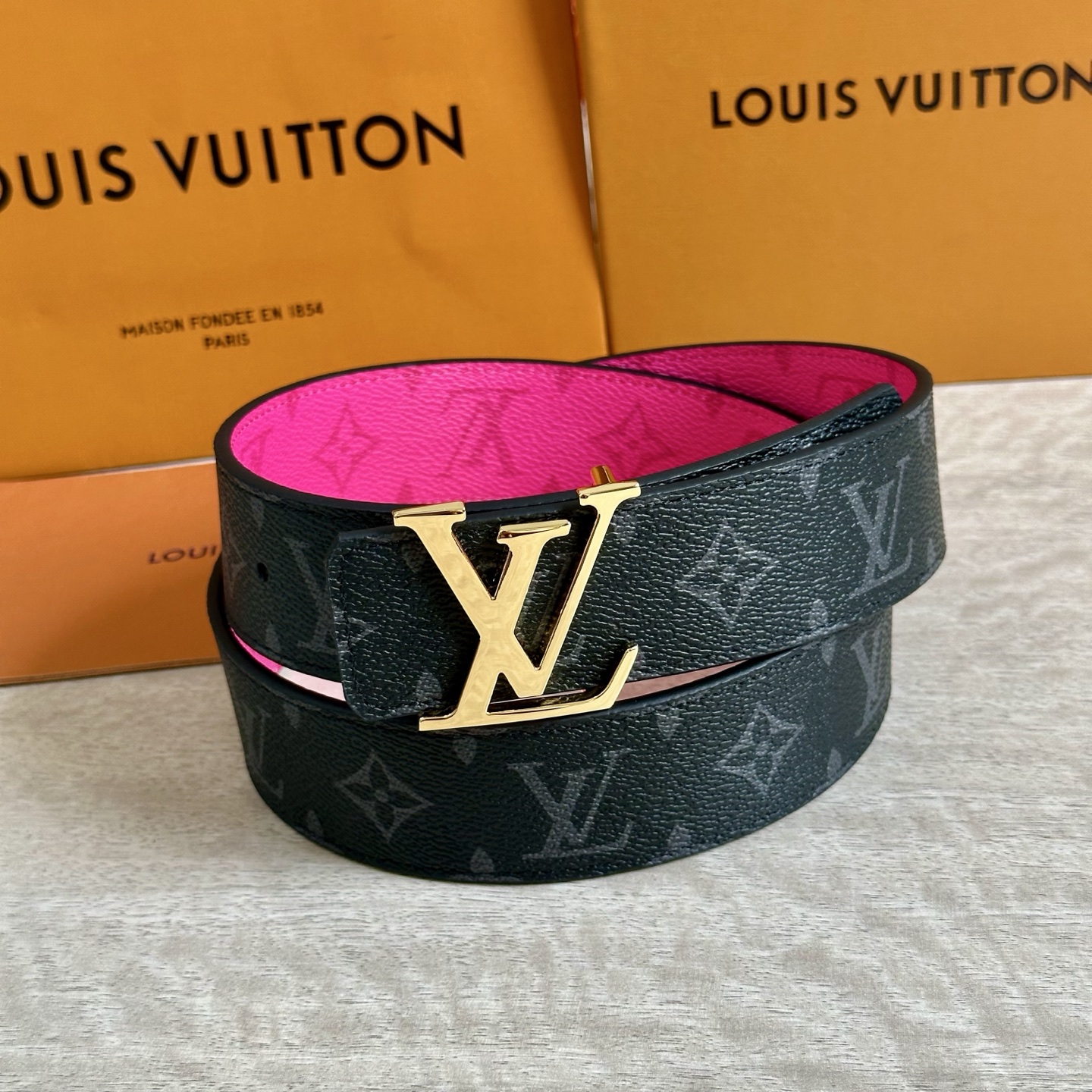
LV 宽4.0cm 双面腰带将两式经典融于一处。Monogram 印花瞩目放大，与焕新 Monogra