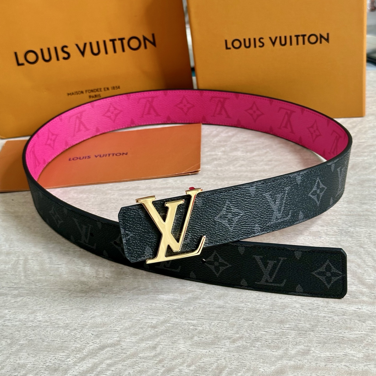 
LV 宽4.0cm 双面腰带将两式经典融于一处。Monogram 印花瞩目放大，与焕新 Monogra