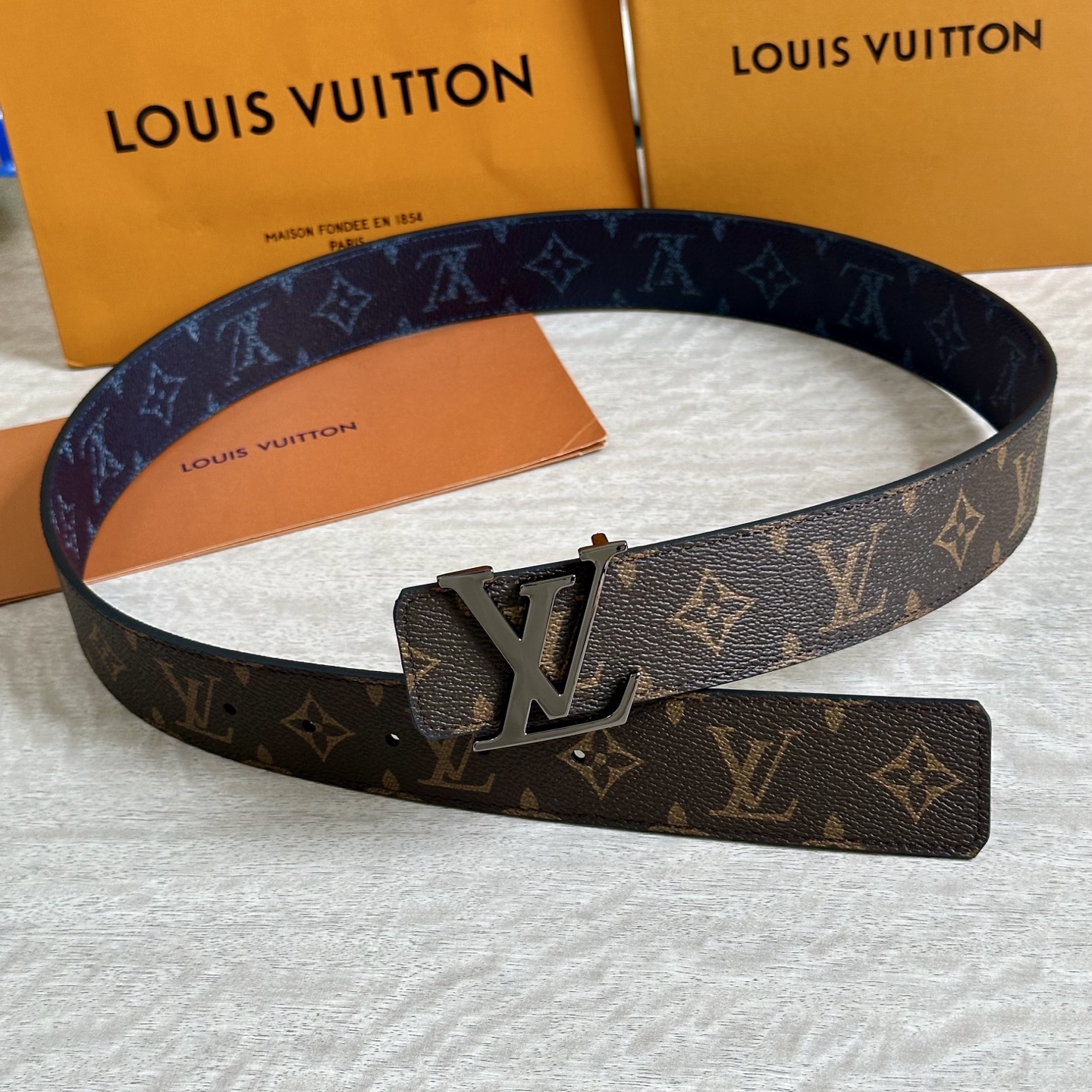 
LV 宽4.0cm 双面腰带将两式经典融于一处。Monogram 印花瞩目放大，与焕新 Monogra