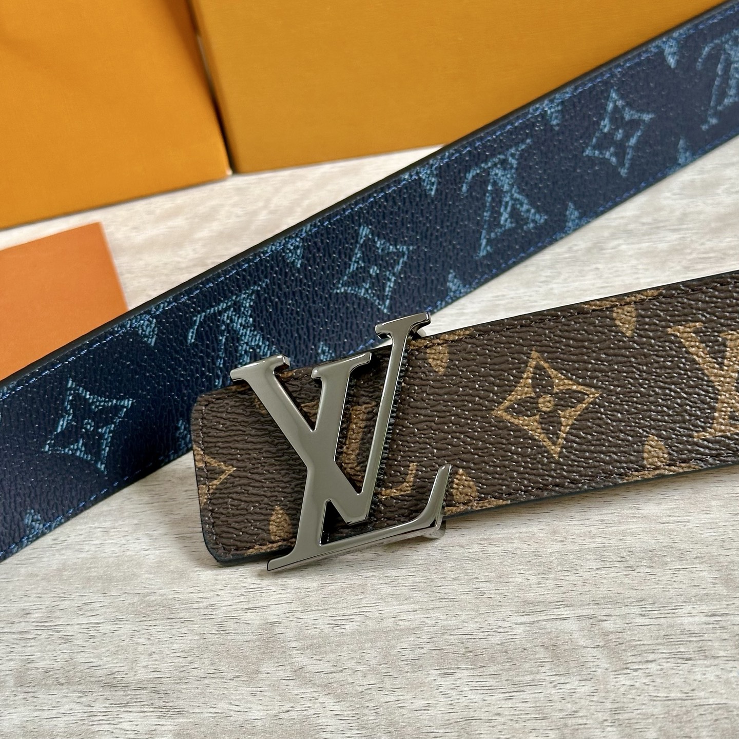 
LV 宽4.0cm 双面腰带将两式经典融于一处。Monogram 印花瞩目放大，与焕新 Monogra