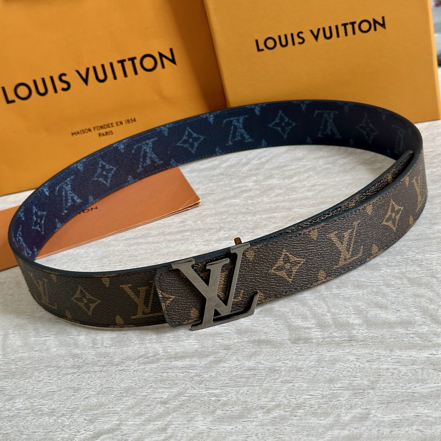 
LV 宽4.0cm 双面腰带将两式经典融于一处。Monogram 印花瞩目放大，与焕新 Monogra