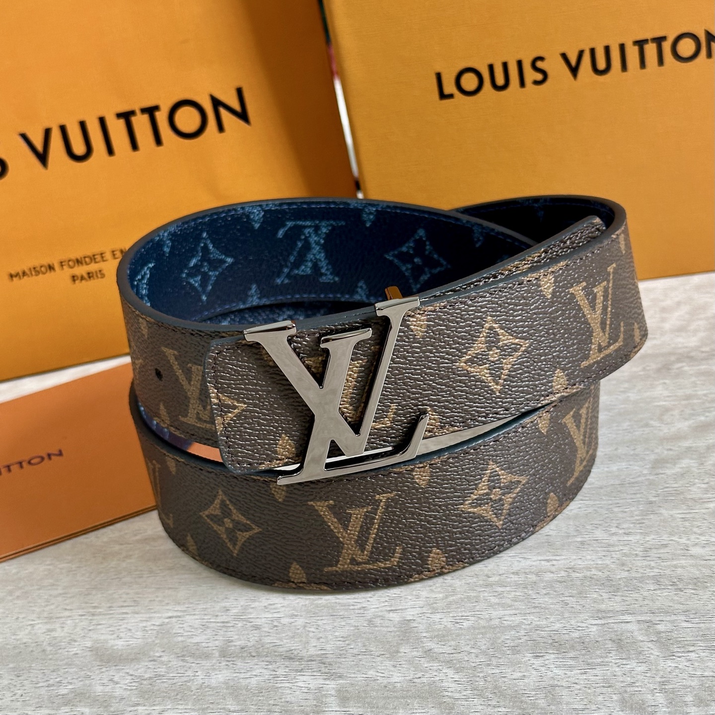 
LV 宽4.0cm 双面腰带将两式经典融于一处。Monogram 印花瞩目放大，与焕新 Monogra