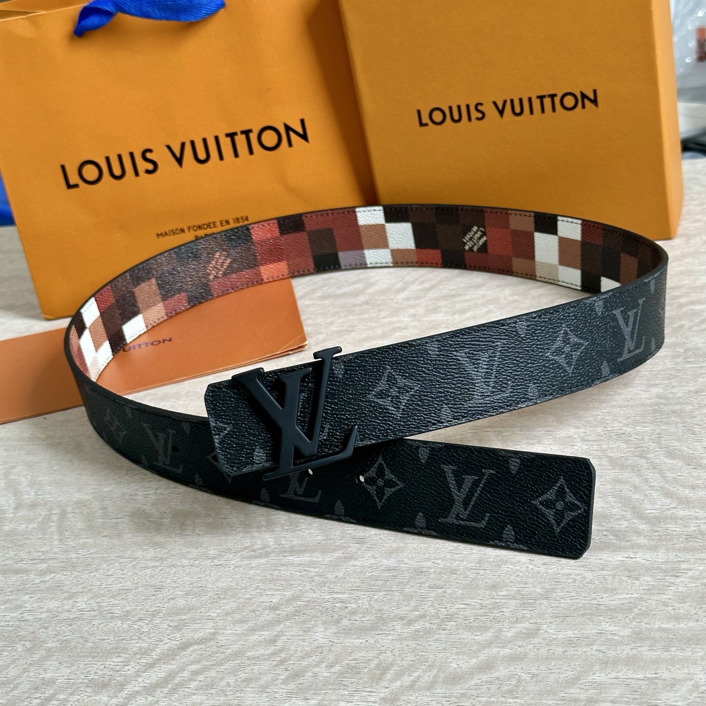 
LV 宽4.0cm 双面腰带将两式经典融于一处。Monogram 印花瞩目放大，与焕新 Monogra