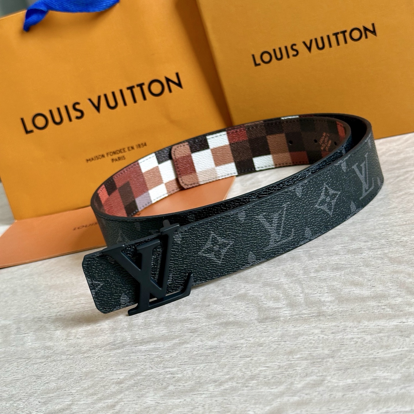 
LV 宽4.0cm 双面腰带将两式经典融于一处。Monogram 印花瞩目放大，与焕新 Monogra