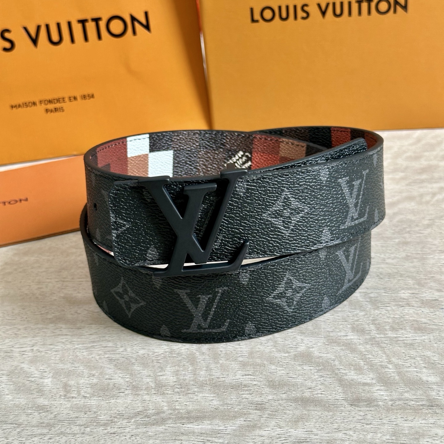 
LV 宽4.0cm 双面腰带将两式经典融于一处。Monogram 印花瞩目放大，与焕新 Monogra