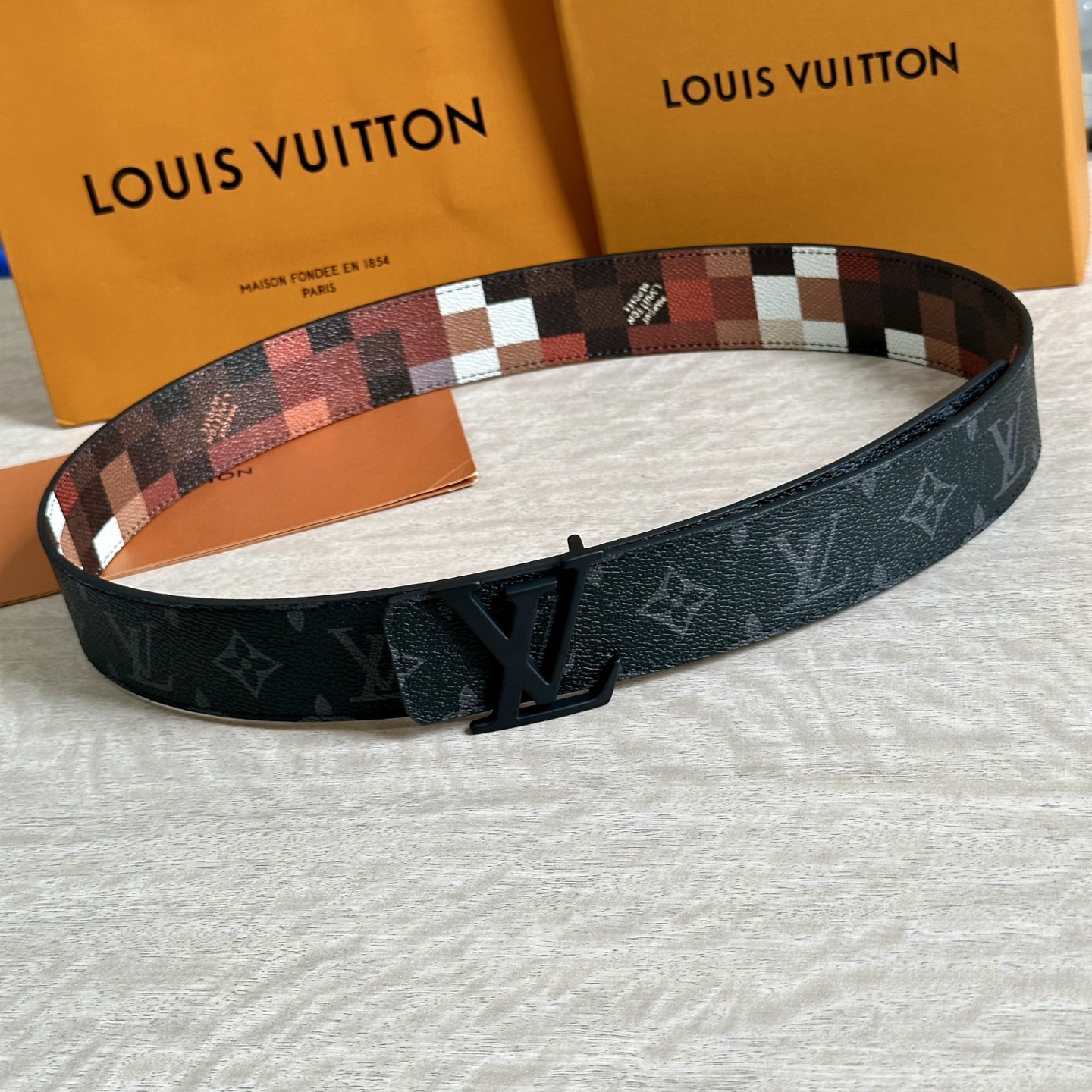 
LV 宽4.0cm 双面腰带将两式经典融于一处。Monogram 印花瞩目放大，与焕新 Monogra