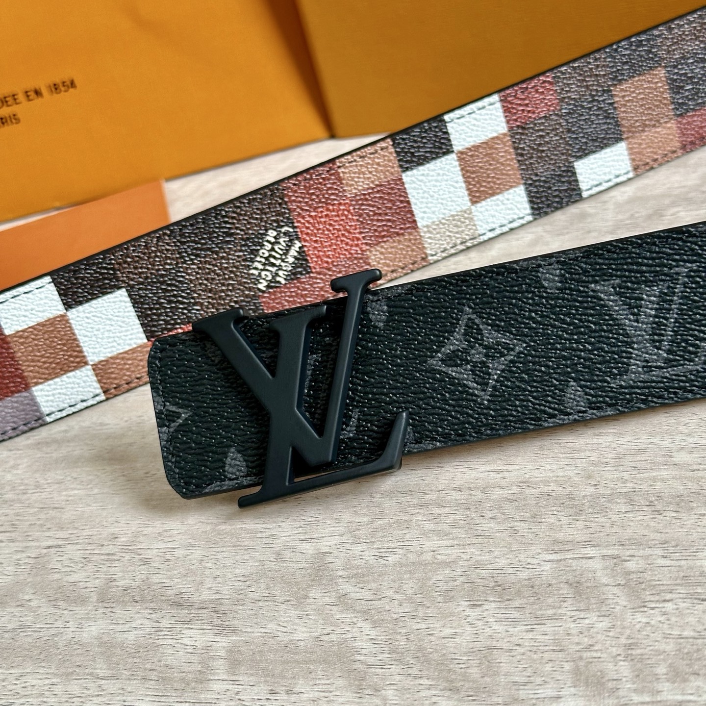 
LV 宽4.0cm 双面腰带将两式经典融于一处。Monogram 印花瞩目放大，与焕新 Monogra