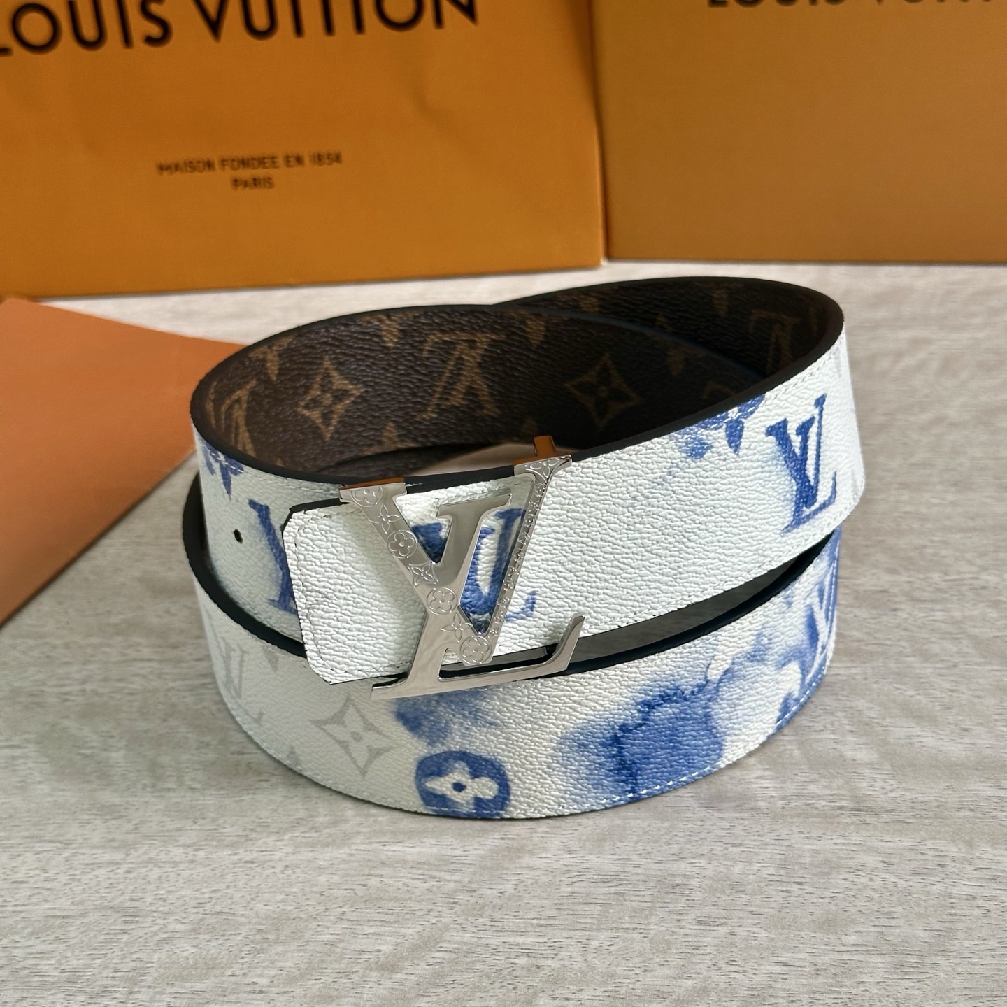 
LV 宽4.0cm 双面腰带将两式经典融于一处。Monogram 印花瞩目放大，与焕新 Monogra