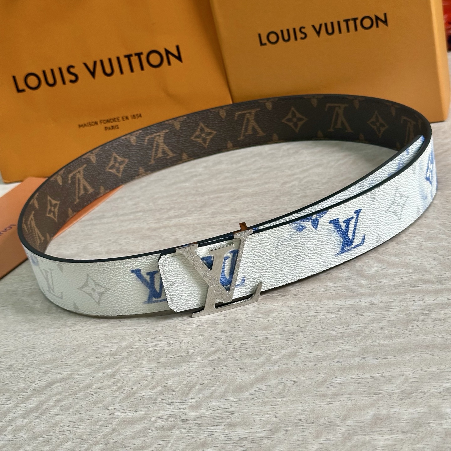 
LV 宽4.0cm 双面腰带将两式经典融于一处。Monogram 印花瞩目放大，与焕新 Monogra