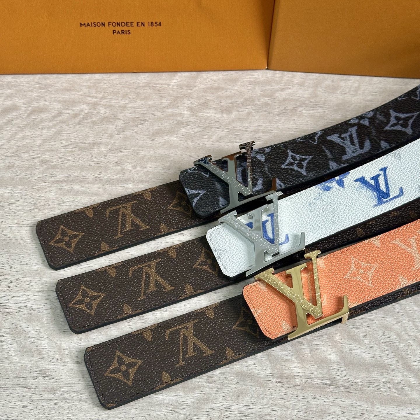 
LV 宽4.0cm 双面腰带将两式经典融于一处。Monogram 印花瞩目放大，与焕新 Monogra