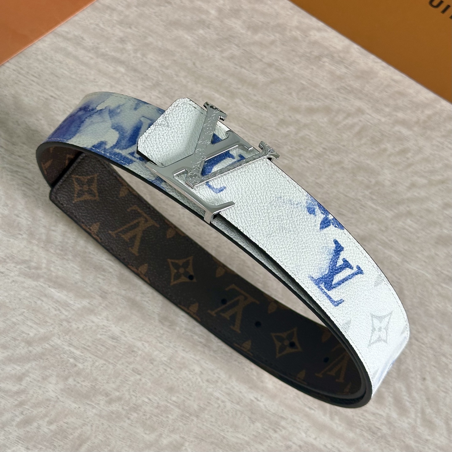 
LV 宽4.0cm 双面腰带将两式经典融于一处。Monogram 印花瞩目放大，与焕新 Monogra