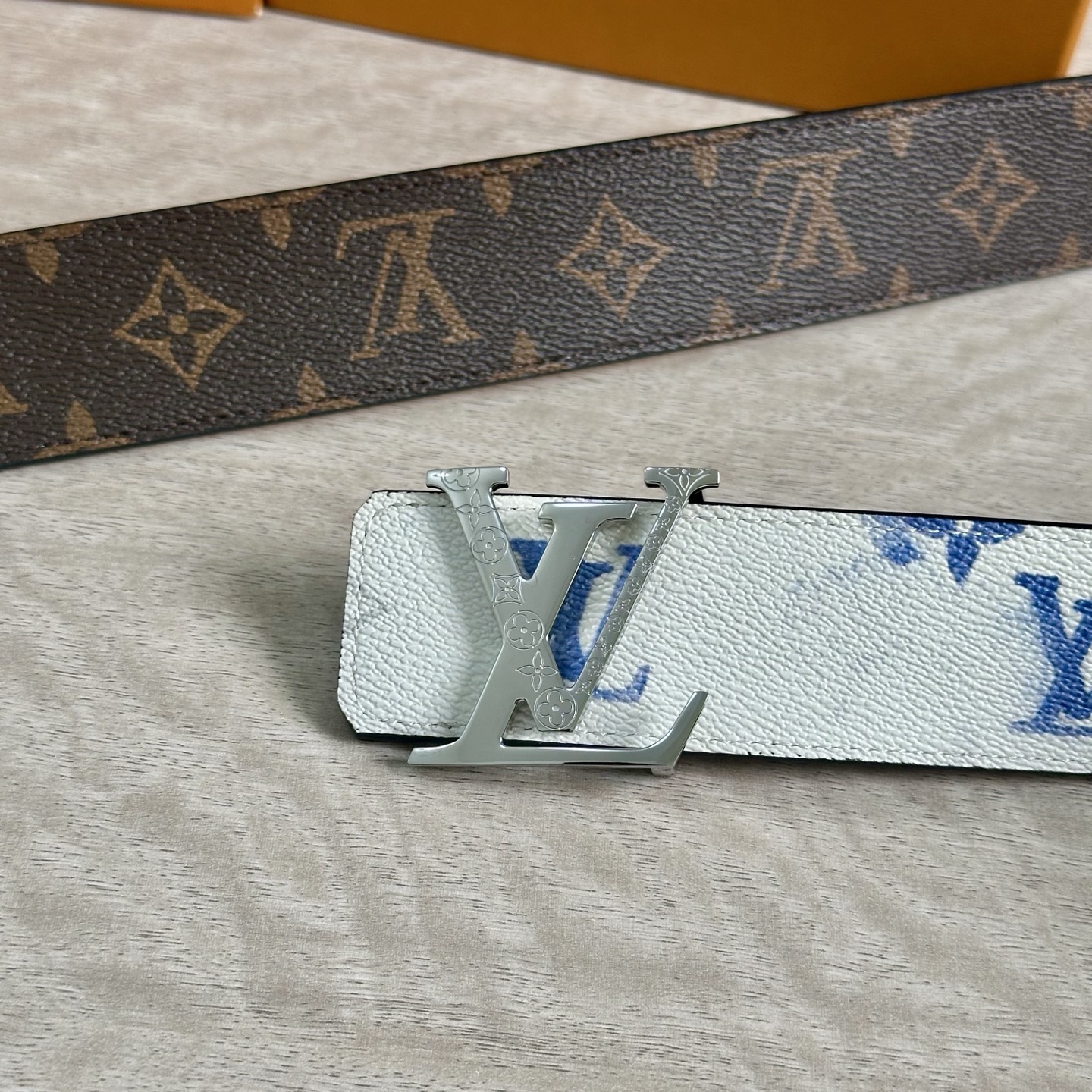 
LV 宽4.0cm 双面腰带将两式经典融于一处。Monogram 印花瞩目放大，与焕新 Monogra