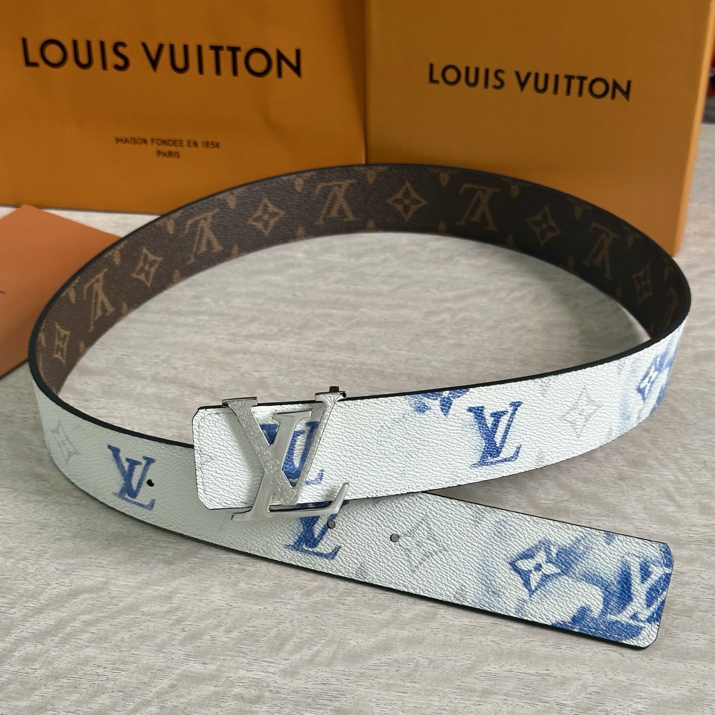 
LV 宽4.0cm 双面腰带将两式经典融于一处。Monogram 印花瞩目放大，与焕新 Monogra
