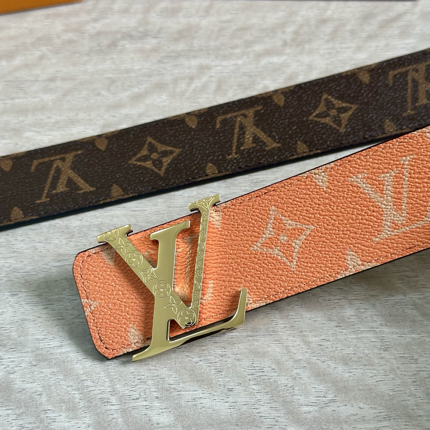 
LV 宽4.0cm 双面腰带将两式经典融于一处。Monogram 印花瞩目放大，与焕新 Monogra