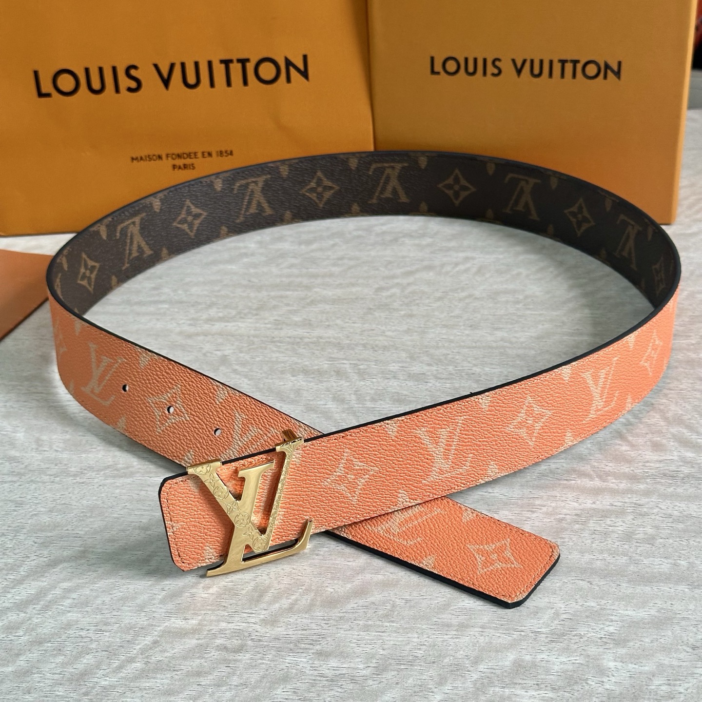 
LV 宽4.0cm 双面腰带将两式经典融于一处。Monogram 印花瞩目放大，与焕新 Monogra
