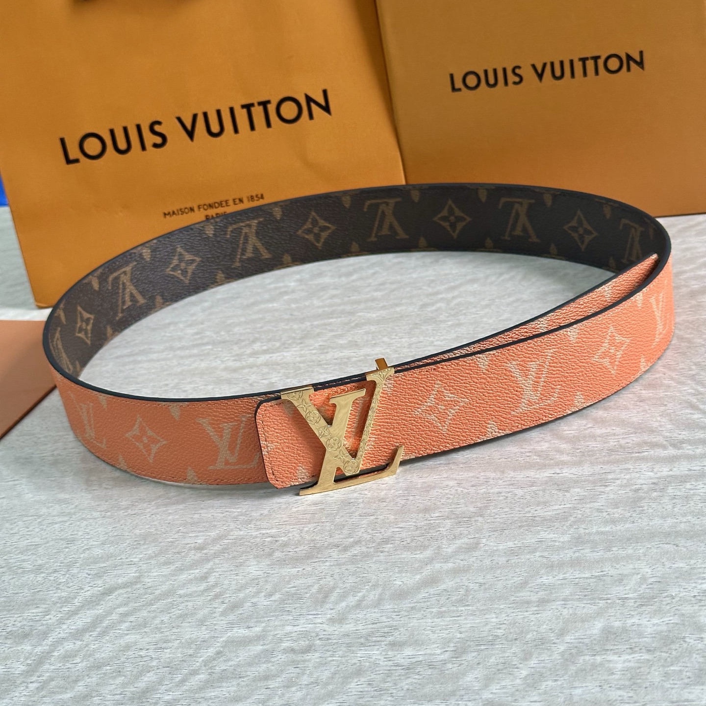 
LV 宽4.0cm 双面腰带将两式经典融于一处。Monogram 印花瞩目放大，与焕新 Monogra