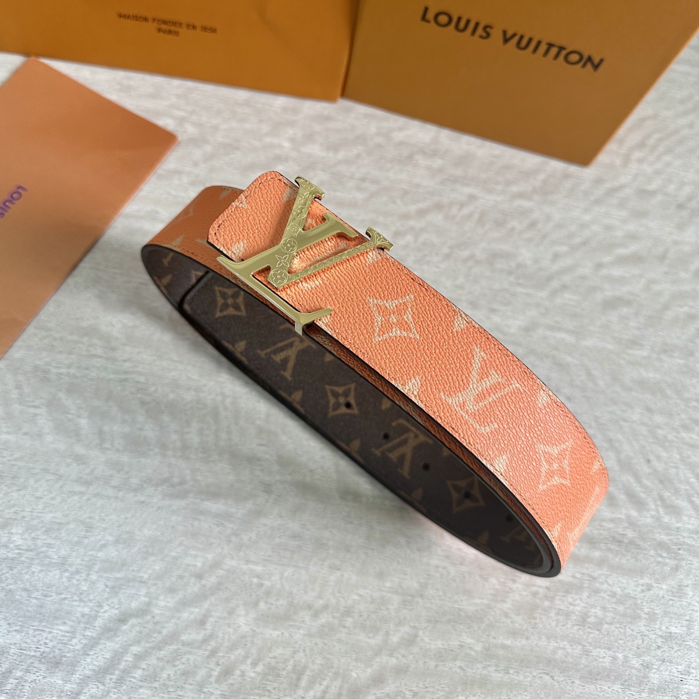 
LV 宽4.0cm 双面腰带将两式经典融于一处。Monogram 印花瞩目放大，与焕新 Monogra