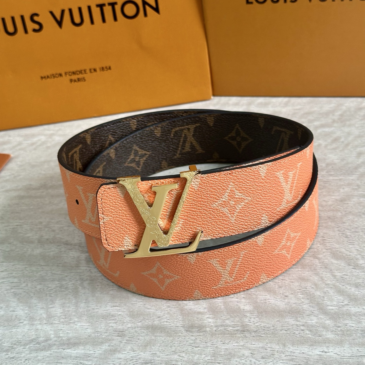 
LV 宽4.0cm 双面腰带将两式经典融于一处。Monogram 印花瞩目放大，与焕新 Monogra