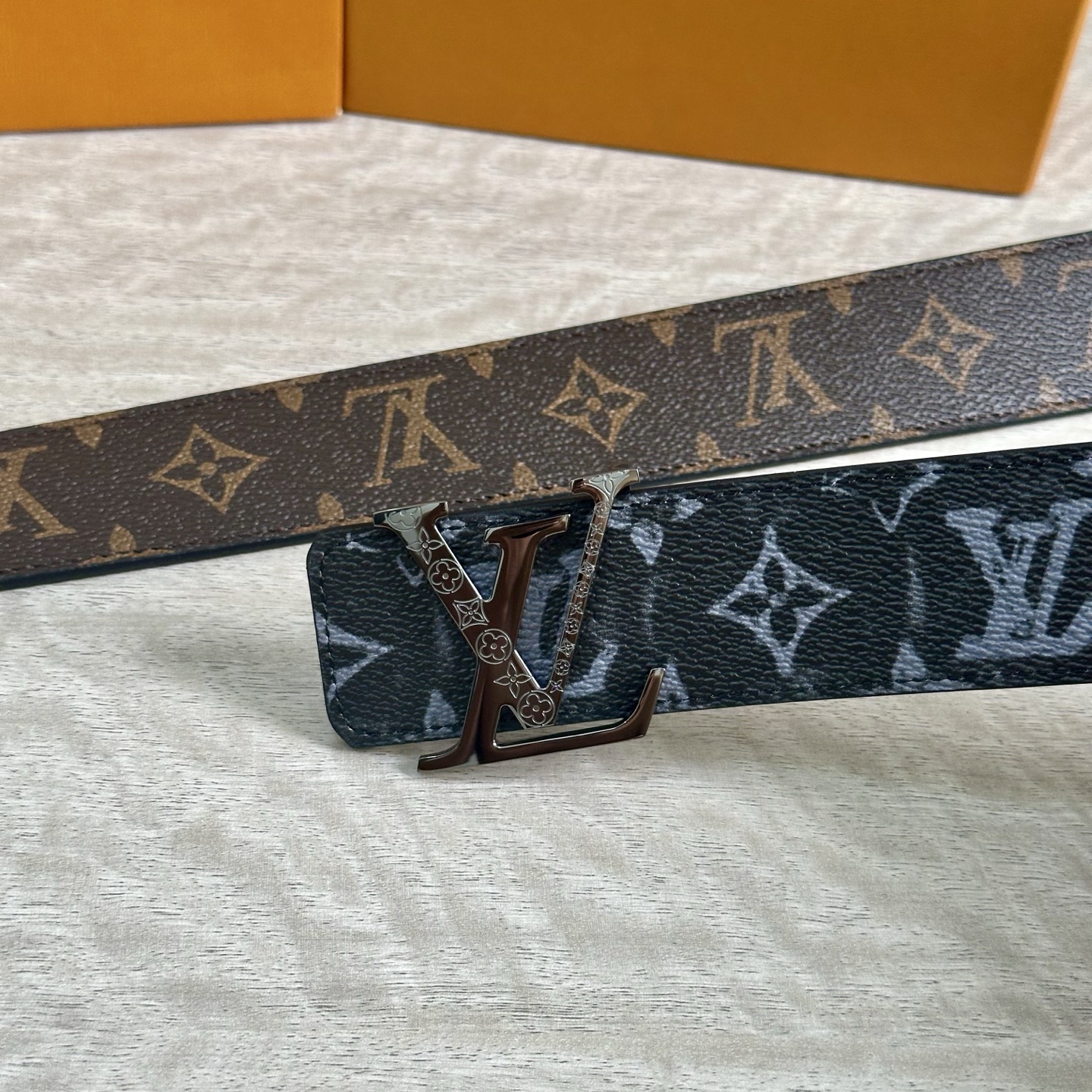 
LV 宽4.0cm 双面腰带将两式经典融于一处。Monogram 印花瞩目放大，与焕新 Monogra