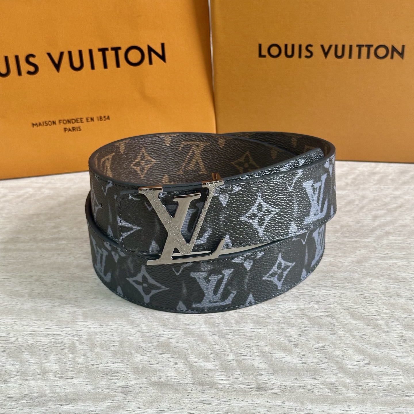 
LV 宽4.0cm 双面腰带将两式经典融于一处。Monogram 印花瞩目放大，与焕新 Monogra