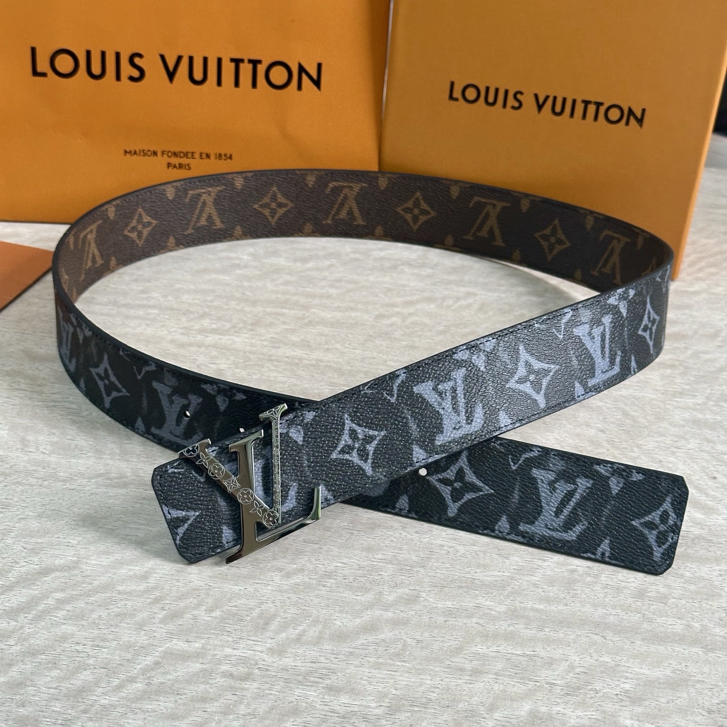 
LV 宽4.0cm 双面腰带将两式经典融于一处。Monogram 印花瞩目放大，与焕新 Monogra
