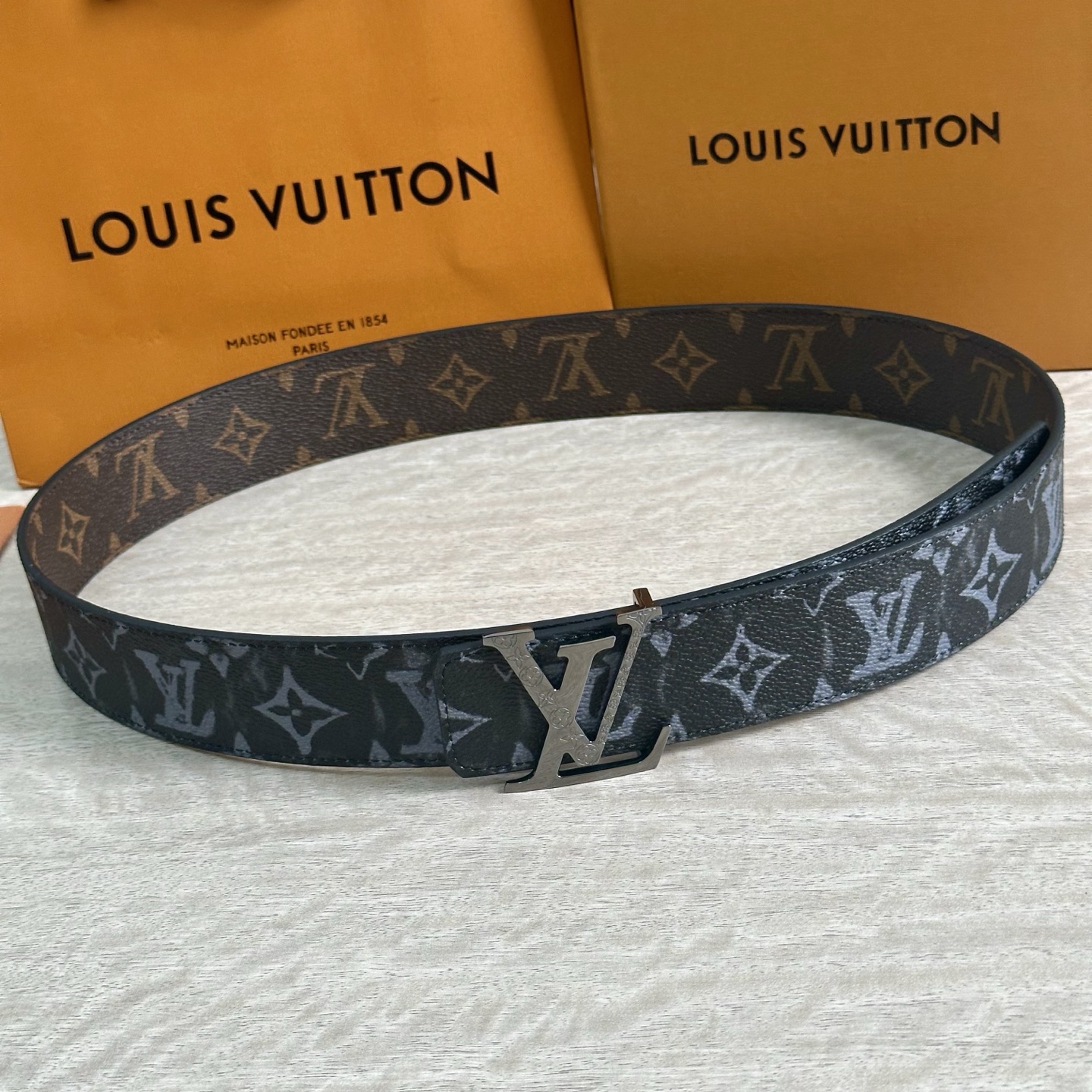 
LV 宽4.0cm 双面腰带将两式经典融于一处。Monogram 印花瞩目放大，与焕新 Monogra