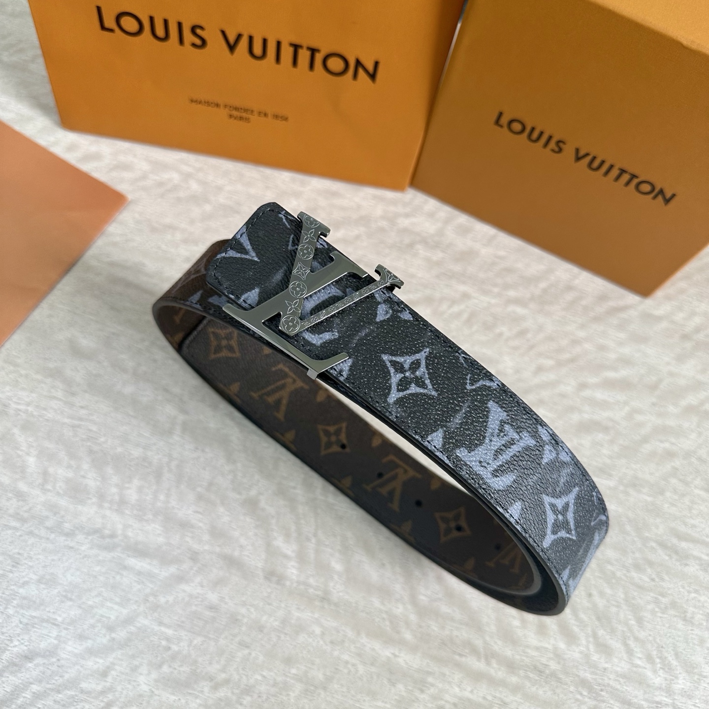 
LV 宽4.0cm 双面腰带将两式经典融于一处。Monogram 印花瞩目放大，与焕新 Monogra