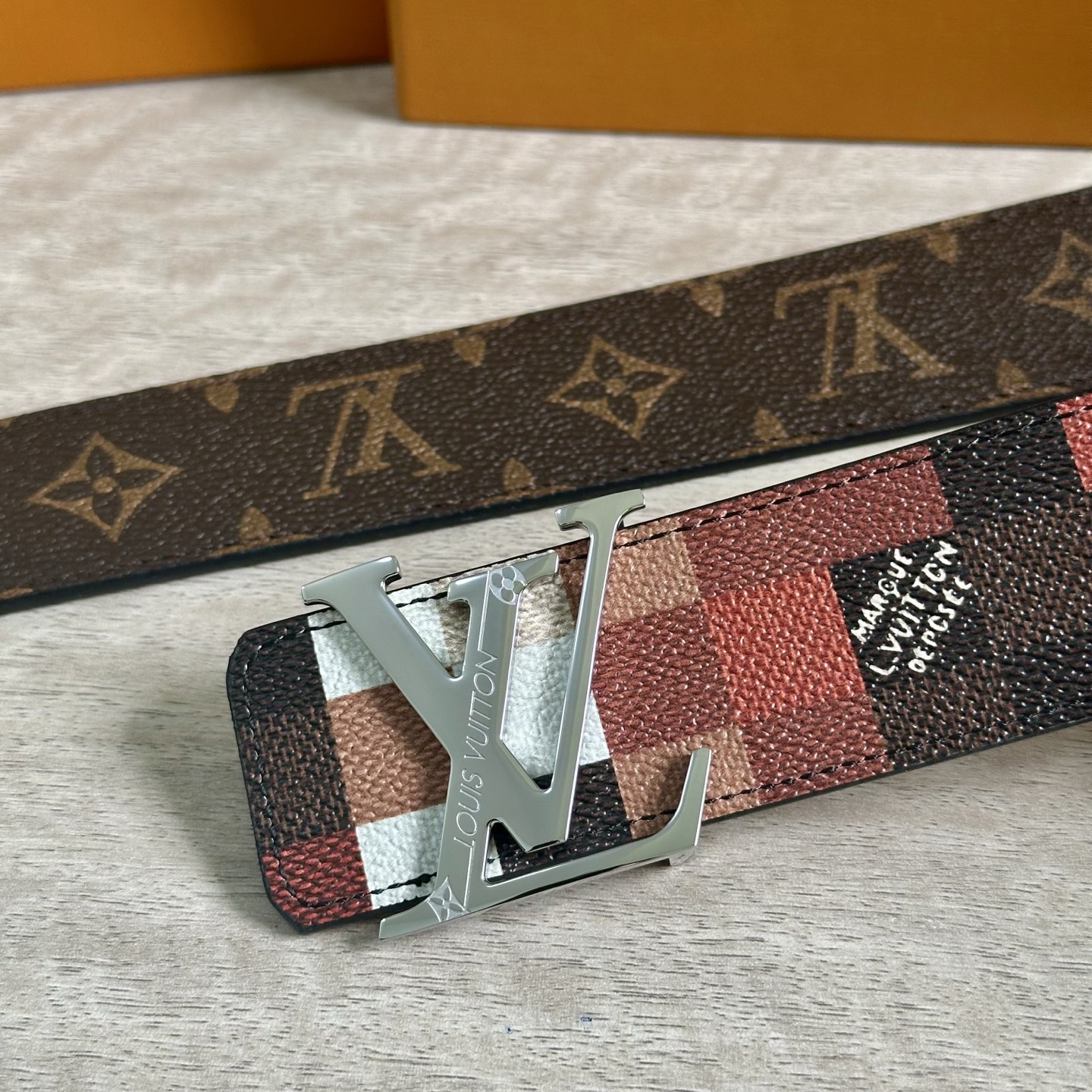 
LV 宽4.0cm 双面腰带将两式经典融于一处。Monogram 印花瞩目放大，与焕新 Monogra