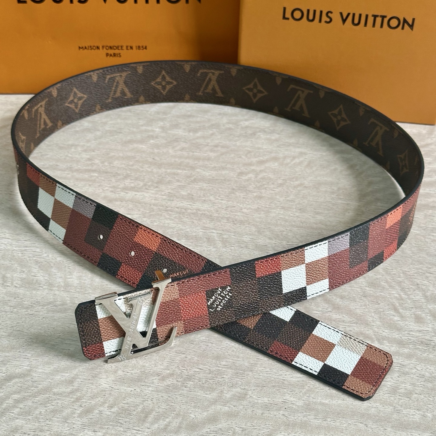 
LV 宽4.0cm 双面腰带将两式经典融于一处。Monogram 印花瞩目放大，与焕新 Monogra