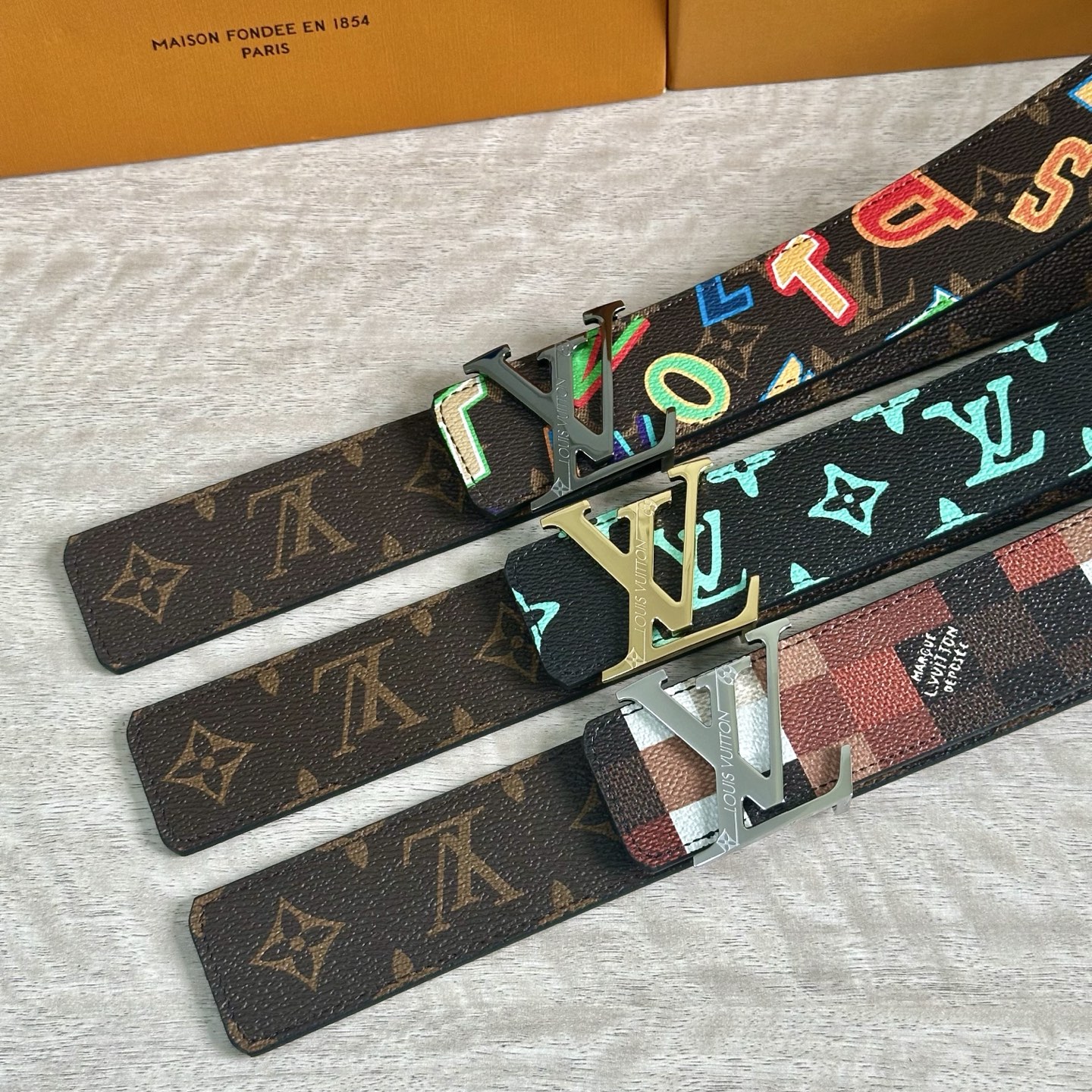 
LV 宽4.0cm 双面腰带将两式经典融于一处。Monogram 印花瞩目放大，与焕新 Monogra