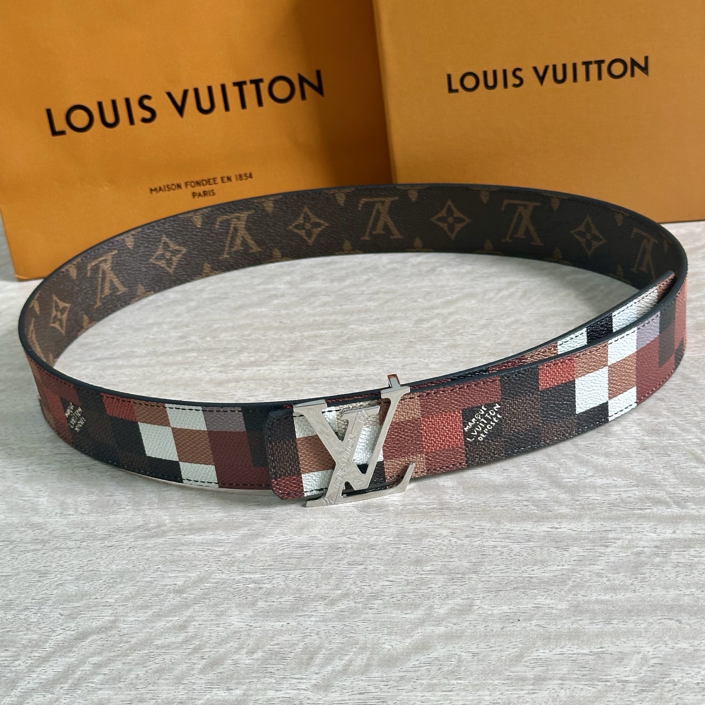 
LV 宽4.0cm 双面腰带将两式经典融于一处。Monogram 印花瞩目放大，与焕新 Monogra